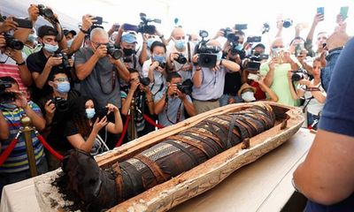Điều bất ngờ khi mở nắp quan tài cổ chứa xác ướp Ai Cập gần 2.500 tuổi