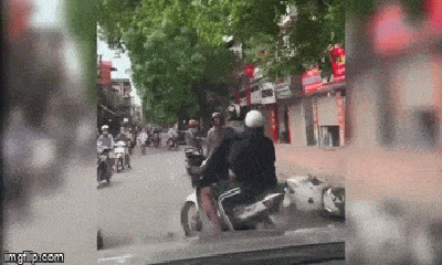 Video: Sau va chạm giao thông, hai thanh niên hành xử khiến ai cũng ngao ngán