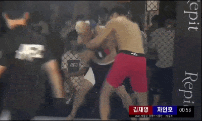 Video: Dính đòn liên tiếp, võ sĩ MMA bất ngờ tung cú móc cực đỉnh hạ gục đối thủ