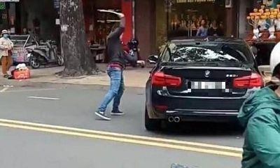 TP.HCM: Mâu thuẫn, nam thanh niên vác gậy sắt đập xe BMW giữa đường