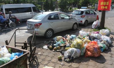 Hà Nội: Công nhân vệ sinh đình công, người dân khốn khổ vì rác thải tràn ngập đường phố