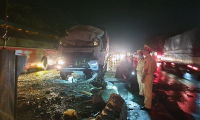 Tin tai nạn giao thông mới nhất ngày 8/10/2020: Xe khách va chạm ô tô tải, 20 người thương vong