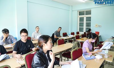 Cận cảnh lớp học tiếng Việt của sinh viên nước ngoài: U40 vẫn miệt mài làm bài tập ngữ pháp