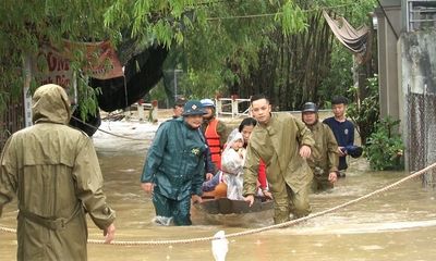 Mưa lũ lịch sử ở Huế, nửa đêm giải cứu người dân bị kẹt do nước dâng cao