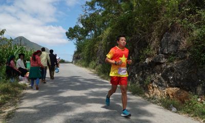 Ông Đoàn Ngọc Hải chạy marathon dài 42 km tại Mèo Vạc