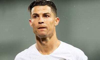 Cristiano Ronaldo nhiễm COVID-19, không thể ra sân gặp Thụy Điển