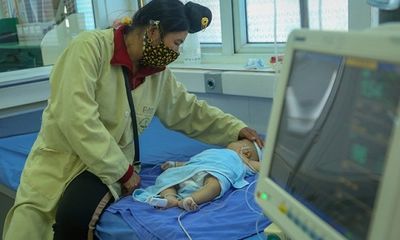 Bé gái 2 tháng tuổi tử vong ở Sơn La: Thêm nhiều trẻ khác nhập viện sau khi tiêm văc xin 5 trong 1