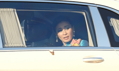 Hoàng hậu Thái Lan lộ vẻ căng thẳng khi người biểu tình vây quanh xe 