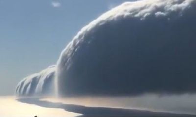 Video: Mây cuộn như tấm chăn lớn trên bầu trời đầy ngoạn mục