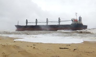 Quảng Bình: Triển khai phương án cứu hộ tàu hàng nặng gần 30.000 tấn mắc cạn 