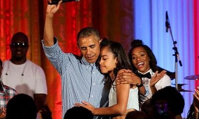 Vợ chồng cựu Tổng thống Obama từng viết thư xin lỗi người yêu của con gái lớn, phản ứng “đằng trai” gây bất ngờ
