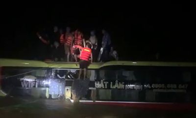 Quảng Bình: Cảnh sát giao thông cứu xe khách chở 20 người bị lũ cuốn trôi trong đêm