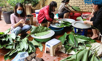 Hà Nội: Người dân La Phù hối hả nấu cả nghìn chiếc bánh chưng ủng hộ cho miền Trung