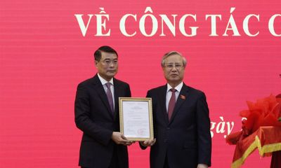 Trao quyết định của Bộ Chính trị điều động ông Lê Minh Hưng làm Chánh Văn phòng Trung ương Đảng