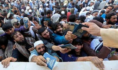 Afghanistan: Giẫm đạp lên nhau để xin thị thực, ít nhất 15 người thiệt mạng 