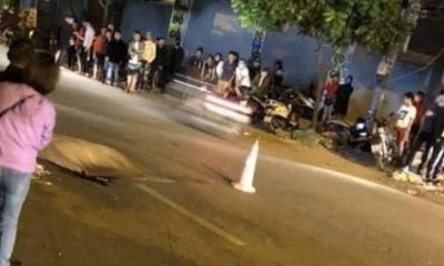 Hà Nội: Bốc đầu xe máy trong đêm, thanh niên ngồi sau bắn ra đường bị ô tô cán tử vong