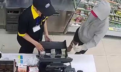 Bắt giữ đối tượng dùng dao khống chế 2 nhân viên cửa hàng tiện lợi để cướp tiền