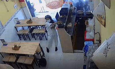 Video: Cô gái đi vespa, ăn mặc tươm tất vào cửa hàng bún đậu trộm điện thoại