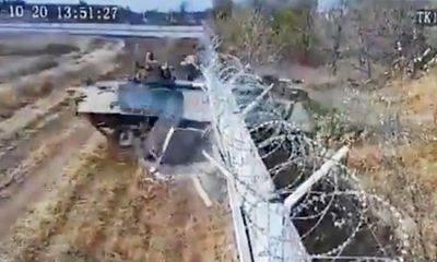Video: Lính Nga say rượu lái xe thiết giáp đâm sập tường rào sân bay quốc tế