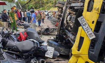 Lâm Đồng: Xe tải “trôi” tự do tông nát hàng loạt xe máy, một người bị thương
