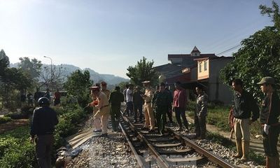 Lạng Sơn: Mải nghe điện thoại khi đi qua đường ray, người đàn ông bị tàu hỏa tông tử vong