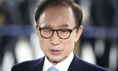 Cựu Tổng thống Hàn Quốc Lee Myung-bak bị tuyên án 17 năm tù vì tham nhũng