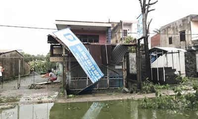 Đà Nẵng: Đường phố ngổn ngang, bờ biển tan hoang sau bão số 9