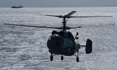 “Sát thủ săn ngầm” Ka-27 của Nga thực hành hạ cánh trên tàu khu trục