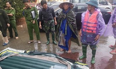 Hà Tĩnh: Mượn thuyền cứu hộ không thành, người đàn ông vác dao đâm thủng