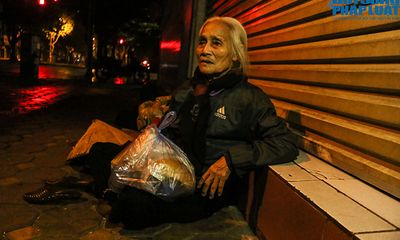 Tiếng thở dài của cụ bà 76 tuổi vô gia cư giữa đêm đông Hà Nội: 