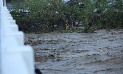 Siêu bão Goni đổ bộ Philippines: Rùng mình vì cảnh vỡ đê, làng mạc bị nhấn chìm
