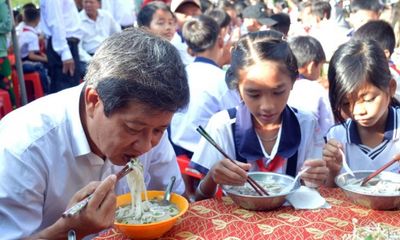 Ông Đoàn Ngọc Hải mời hơn 200 học sinh nghèo ăn phở