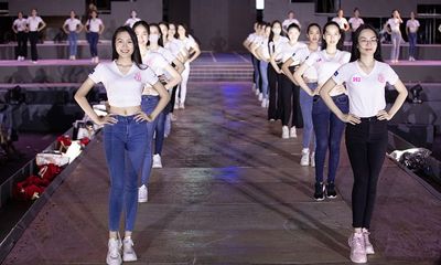 Thí sinh Hoa hậu Việt Nam 2020 xuất hiện giản dị trong buổi tổng duyệt đêm Người đẹp Thời trang