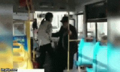 Video: Nữ nhân viên xe buýt mắng chửi, không cho ông lão 