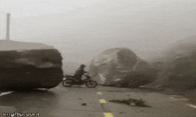 Video: Rùng mình cảnh tảng đá khổng lồ lăn từ trên núi xuống, chắn ngang đường ở Kon Tum