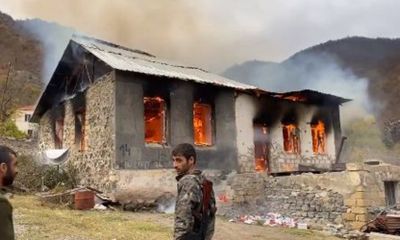 Xung đột Nagorno-Karabakh: Người Armenia đốt nhà trước khi Azerbaijan tiếp quản khu vực