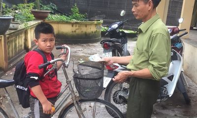 Hà Nội: Học sinh lớp 4 nhặt được tiền, đạp xe hơn 1km đến giao cho công an
