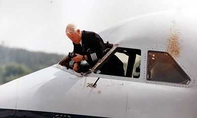 Vụ tai nạn British Airways: Rơi kính chắn gió, cơ trưởng bị hút ra khỏi cửa sổ ở độ cao 5.200m 