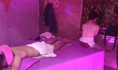 Bắt quả tang nữ nhân viên quán massage Suka không mặc áo, kích dục cho khách