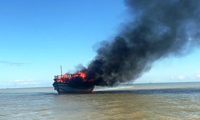 Tàu chở khách bốc cháy giữa biển, 18 người thoát nạn