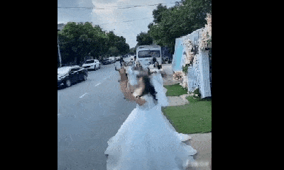 Mải lao theo bó hoa cưới, cô gái suýt bị xe container tông trúng