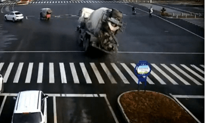 Video: Xe con đánh lái nhanh như chớp tránh xe bồn bị lật đổ ngay giữa ngã tư