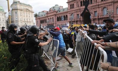 Bạo loạn xảy ra ở đám tang Maradona: Cảnh sát dùng đạn cao su trấn áp đám đông quá khích