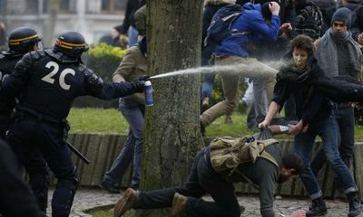 Video: Cảnh sát Pháp dùng hơi cay trấn áp nhóm người biểu tình hỗn loạn