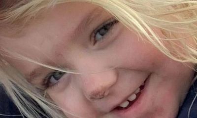 Phẫn nộ cha mẹ mải “cày phim”, bỏ quên con gái 3 tuổi trong xe ô tô tới tử vong