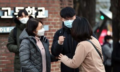 Hàng trăm nghìn sĩ tử Hàn Quốc bước vào kỳ thi đại học khốc liệt: Mắc COVID-19 vẫn được thi