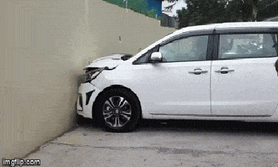 Video: Chìa khóa xe ô tô mới vừa trao tay, người đàn ông lao thẳng vào tường
