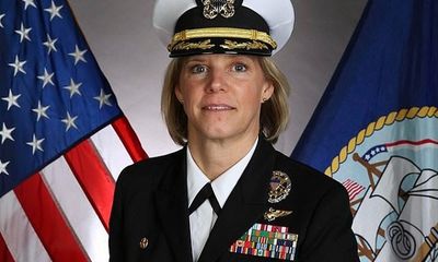 Chân dung người phụ nữ đầu tiên giữ vị trí chỉ huy tàu sân bay hạt nhân của Mỹ