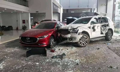 Nữ tài xế mất lái tông vỡ cửa kính showroom ô tô, một người tử vong