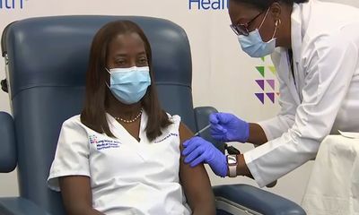 Mỹ bắt đầu thực hiện chiến dịch tiêm vaccine ngừa COVID-19 cho người dân